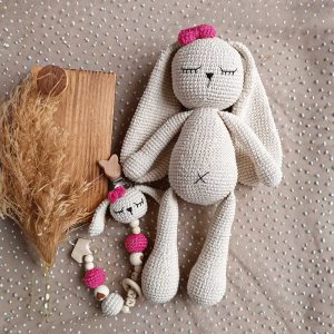 عروسک دست بافت خرگوش و بند پستونک