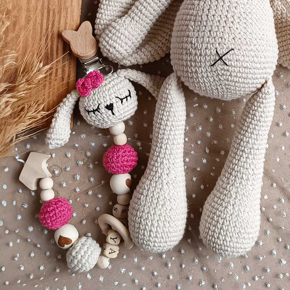 عروسک دست بافت خرگوش و بند پستونک - Image 2