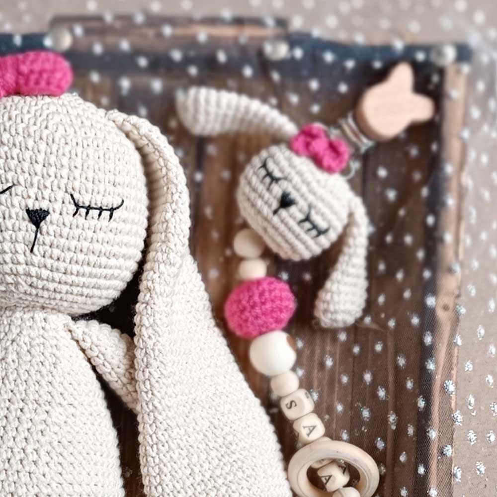 عروسک دست بافت خرگوش و بند پستونک - Image 3